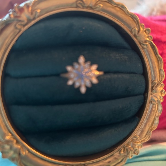 Elegant Sterling Silver Framed Snowflake Brooch - Picture 6 of 6